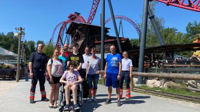 Bild: Malteser/exb
Leonie mit ihrem Freund und der Familie im Freizeitpark Plohn. Mit dabei waren Malteser aus Weiden und Rötz, die die Fahrt mit dem Herzenswunsch-Krankenwagen begleiteten.