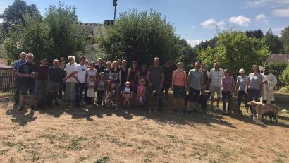 Bild: soj
Bild zeigt die Teilnehmer am Wortgottesdienst im Pfarrgarten