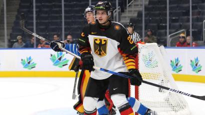 Bild: Andreas Robanser
Der 18-jährige Adrian Klein nahm mit der deutschen U20-Nationalmannschaft an der Weltmeisterschaft im kanadischen Edmonton teil. Das Bild zeigt Klein im Viertelfinale gegen Finnland (2:5).