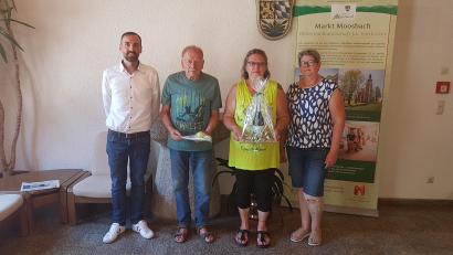 Bild: gi
Bürgermeister Armin Bulenda (links) konnte die treuen Urlaubsgäste Ulrike und Wolfgang Bleise aus Waldalgesheim bei Bingen für ihren 20. Aufenthalt in Moosbach ehren und Danke sagen.