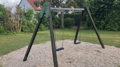 Bild: wro
Die alte Doppel-Schaukel hat ausgedient. Für den Spielplatz an der Gartenstraße wird eine Hochseilkombination angeschafft.