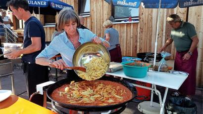 Bild: wlr
Ingrid Moller bereitet in einer überdimensionalen Pfanne die Penne zu, im Hintergrund brutzelt TC Vorsitzender Martin Moller ebenfalls kulinarische Köstlichkeiten in der Pfanne an.