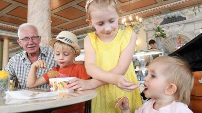 Bild: Gabi Schönberger
Zum Abschluss lassen sich die Weidener das Gratis-Eis von Oberpfalz-Medien noch einmal so richtig schmecken. Genau wie (von links) Opa Werner, Franz-Josef, Heidi und Lisbeth.