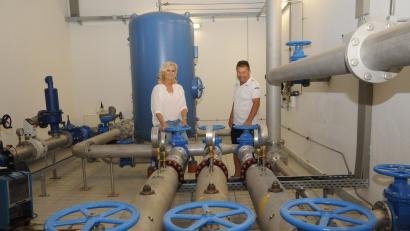 Bild: bey
In der Trinkwasseraufbereitungsanlage der Stadt Pleystein stehen noch alle Leitungen voll unter dem Druck des Wassers. Davon ließ sich Zweite Bürgermeisterin Andrea Lang von Wasserwart Hubert Rewitzer überzeugen. "Unsere Anlagen sind auf dem neuesten Stand der Technik", betont Lang.