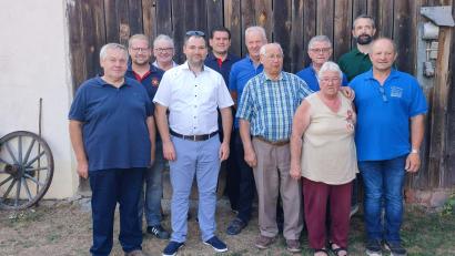 Bild: hme
Josef Lang (Bildmitte mit Ehefrau Ida) feierte mit Vereinsvertretern, Familie und Nachbarn seinen 85. Geburtstag.