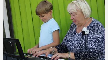 Bild: ads
Musiklehrerein Lara Smirnova und ihr siebenjähriger Enkel Mykhajlo Fortuna spielten beim ukrainischen Fest im interkulturellen Garten ukrainischen Volksweisen und stimmungsvolle Lieder auf dem Keyboard.