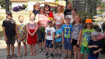 Bild: sei
Andrea Magaerl(5. v. links) wurde nach 15 Jahren Engegement aus dem Kindergottesdienst-Team verabschiedet.