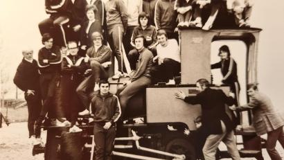 Archivbild: u
Nach dramatischem Kampf besiegte die Hirschauer Mannschaft am 8. April 1972 beim TV-Städteduell „Spiel ohne Grenzen“ im Eisstadion von Bad Tölz das Gastgeberteam mit 14:12. Die Initiative zur Teilnahme war von Hans Dobmeyer (vorne, Zweiter von rechts) ausgegangen. Unterstützt wurde er dabei von Bepp Dietz (vorne rechts). Auf Vordermann und in Form gebracht wurden die Spieler vom Trainergespann Bobby Schertl (vorne links) und Hermann Häckl (nicht im Bild).