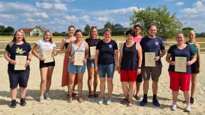 Bild: hai
Vorsitzende Renate Schupfner (Mitte) und Stellvertreterin Katrin Rauch (Fünfte von links) dankten Nicole Kapustenski, Angela Raps, Marina Regner, Nicole Roppert, Evi Schäffler, Cornelia Sollfrank, Michael Hertel, Julia Fleißner und Sophia Schmidt (von links) für jahrzehntelange Mitgliedschaft.