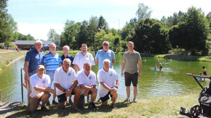 Bild: soj
Das Aufsichtspersonal der Wasserwacht-Ortsgruppe Brand (vorne, von links) Stefan Brunner, Günther Potzkai, Klaus Bader und Konrad Keller sowie Mitglieder des Fördervereins Freibad Selingau (hinten, von links) Josef Söllner, Vorsitzender Bernd Würstl, Walter Fischbach, Alexander Heinl und Thomas Graf mit Bürgermeister Wolfgang Söllner.