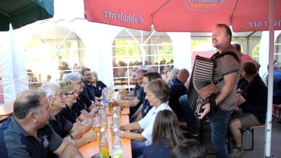 Bild: Josef Böhm
Markus Maier spielte von Tisch zu Tisch, hier bei der Hauserner Feuerwehr.