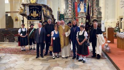 Bild: Claudia Königer/exb
Propst Pater Milan Kucera (Vierter von rechts), die Hauptzelebranten Monsignore Karl Wuchterl (zweite Reihe, Fünfter von rechts) und Ferdinand Kohl (rechts), die Vorstände des Fördervereins Maria Kulm, Dr. Helmut Eikam (links) und Luis-Andreas Hart (Dritter von rechts) sowie Vertreter von Fahnen- und Trachtendelegationen aus ganz Bayern beim deutsch-tschechischen Gebetstag in Maria Kulm.