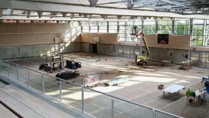 Bild: Hirsch
Die Gemeinde Wackersdorf investiert 3,2 Millionen Euro in die Sanierung der Dreifachturnhelle. Bis Ende des Jahres sollen die Arbeiten abgeschlossen sein.