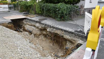 Bild: Petra Hartl
Die Meillerstraße in Amberg hat ein Loch. Untersuchungen durch das Tiefbauamt haben ergeben, dass unter der Fahrbahn bis in fünf Meter Tiefe der Boden fehlt.