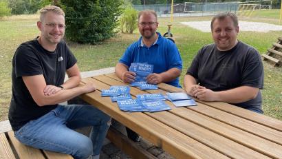 Bild: Gemeinde Kastl bei Kemnath/exb
Jugendbeauftragter Patrick Meyer (von links), Bürgermeister Hans Walter und Jugendbeauftragter Dominik Kugler laden zur Jugendbürgerversammlung ein.