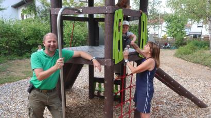 Bild: Kunz
Stadtgärtner Stefan Dürgner präsentiert auf dem sanierten Kinderspielplatz an der Entenbühlstraße das neue Spielgerät aus recyceltem Material.