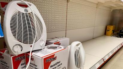 Bild: Gabi Schönberger
(Fast) leere Regale in Oberpfälzer Baumärkten: Die Angst vor Gas-Engpässen im kommenden Winter sorgt mitten im Sommer für einen Nachfrageboom bei Heizlüftern.