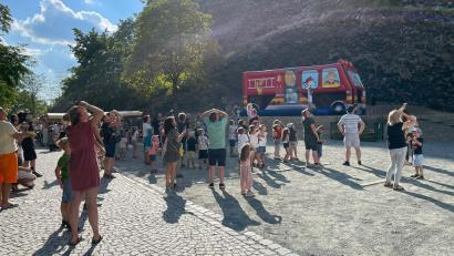 Bild: Georg Janner/exb
Luftballons gehen auf die Reise – Parksteiner SPD-Kinderfest ein toller Erfolg