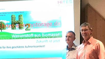 Bild: Zizler/exb
Am Freitag, 29. Juli, fand in Klardorf im Turmrestaurant Obermeier eine Informationsveranstaltung zur Gewinnung von Wassersoff aus Biomasse mit Markus Rösch (links) statt. Robert Zizler (rechts) begrüßte ihn zum Vortrag.