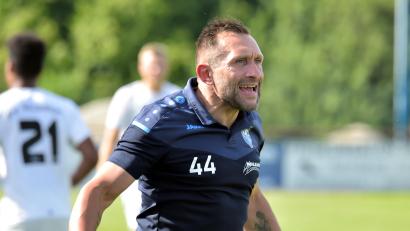 Archivbild: Hubert Ziegler
"Was ist los Leute?" scheint Daniel Liermann, der Trainer des FV Vilseck, seine Spieler zu fragen. Nur ein Punkt in den Heimspielen bisher, das ist zu wenig. 

Saison 2021/22

Bild: Hubert Ziegler