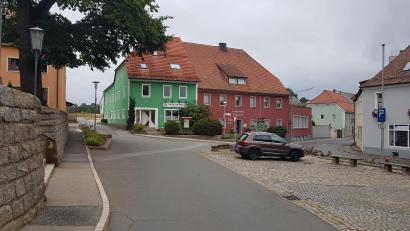 Bild: gi
Die Dorferneuerung Moosbach II will 2023 die Neugestaltung des Marktplatzes Moosbach durchführen. Dabei sollen auch die Zufahrt zum Seniorenheim, die Parksituation am Marktplatz und die Bushaltestelle mit Unterstellmöglichkeit verbessert werden.
