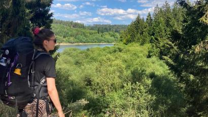 Bild: Marie von der Tann/dpa
Vollgepackt im Wald: Die Autorin unterwegs zum Trekking-Camp.