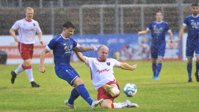 Bild: Büttner
Ole Meißner (links, im Duell mit Jonas Marx vom ASV Neumarkt) feierte sein Startelf-Debüt bei der SpVgg SV Weiden und vertrat im zentralen Mittelfeld den Kanada-Urlauber Paul Weidhas.