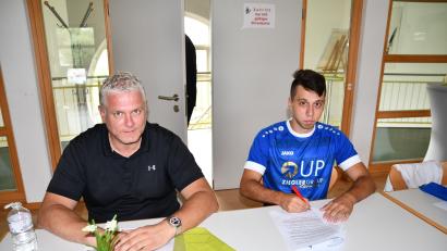 Bild: Dagmar Nachtigall
Sportlicher Leiter Rüdiger Hügel (links) ist stolz über die Verpflichtung von Nicolas Moravcik, der zuletzt in Tschechien für FK Mlada Boleslav spielte.