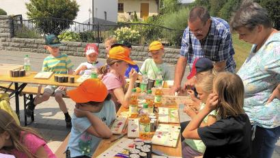 Bild: fjo
Als versierter Fachmann unterstützt OWV-Vorsitzender Detlef König (hinten, rechts) den Nachwuchs beim Bau der vielen neuen Insektenhotels.