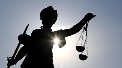 Symbolbild: Arne Dedert/dpa
Eine Statue der Justitia mit einer Waage und einem Schwert in der Hand.