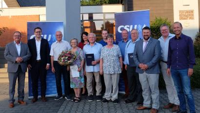 Bild: Alois Haitzmann/Büro Doleschal/exb
Geehrte und Funktionäre: (von links) Bezirksrat Martin Preuß, Europaabgeordneter Christian Doleschal, Heinz Donhauser, Renate Meier, Barbara Gerl, Josef Kohl, Dominik Breit, Sonja Walz, Andreas Otterbein, Anton Donhauser, Daniel Müller, Oberbürgermeister Michael Cerny und Thomas Bärthlein.