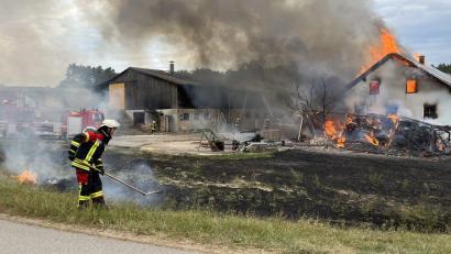 Bild: Kreisbrandinspektion Cham
In Zenzing, einem Stadtteil von Roding, hat ein landwirtschaftliches Anwesen Feuer gefangen.