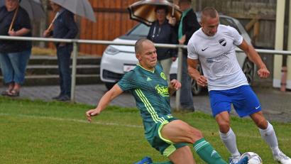 Bild: Gebert
Der SV Mitterteich bezwang am Freitagabend den FC Eintracht Münchberg hochverdient mit 4:1. In dieser Szene grätscht Daniel Hösl (links) gegen Gästespieler Lucas Köhler.