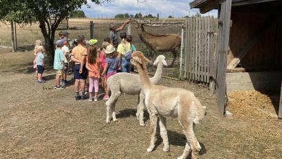 Bild: SPD OV Eslarn/exb
Bürgermeister Reiner Gäbl zeigt den Kindern seine Ranch.