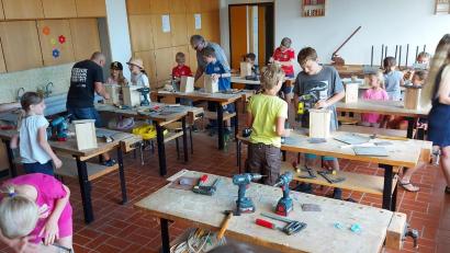 Bild: Markus Herrmann/exb
Beim Ferienprogramm in Windischeschenbach sind die Kinder fleißig am Werkeln.