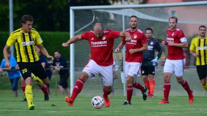 Archivbild: mhs
Die SpVgg Pfreimd empfängt am Sonntag den FC Tegernheim. Nicht dabei ist Sebastian Ring (am Ball, Szene aus dem Pokalspiel gegen Vilzing), der sich im Urlaub befindet.