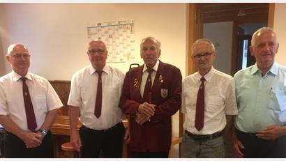 Bild: lei
Wechsel beim Männergesangverein Eschenfelden: (von links) die Vorsitzenden Hans Wedel und Wolfgang Kleiber, der scheidende Chorleiter Heinrich Heim, sein Nachfolger Gerhard Knahn und Heinrich Bodendörfer vom Sängerkreis Hersbruck.