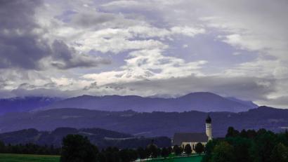 Bild: Uwe Lein/dpa
Wechselhaftes Wetter: Am Himmel über der bayerische Kirche von Wilparting in Irschenberg ziehen Wolken herüber.