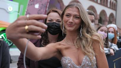 Archivbild: Jan Woitas/dpa
Die Oberpfälzerin Leonie Burger ist gefragt. Hier ist sie bei der Ankunft zur Verleihung des Medienpreises Goldene Henne in Leipzig.