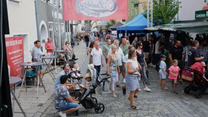 Bild: Hirsch
Die Hauptstraße wurde beim Neunburger Altstadtfest zur Feiermeile. Vor allem am Sonntag herrschte großer Besucherandrang.