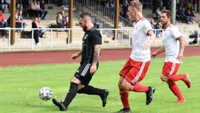 Bild: Gebert
Der Konnersreuther Angreifer Oliver Schicker (links) behauptete den Ball gegen gleich zwei Wiesauer: Nico Wolf (Mitte) und Dominic Thoma kamen einen Schritt zu spät.