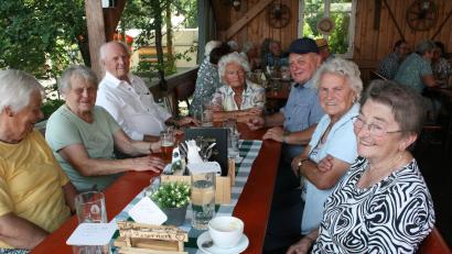 Bild: roh
Zufriedene Gäste beim Sommerfest der Seniorenvereinigung Friedenfels.