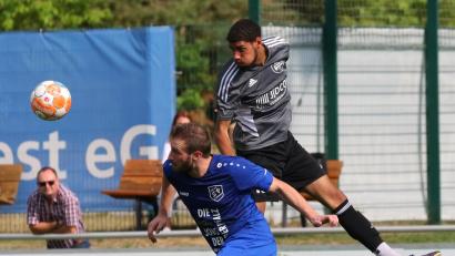 Bild: Dieter Jäschke
Jamal Dubois (rechts) vom SV Grafenwöhr bremst per Kopf den Vorwärtsdrang des Etzenrichter Angreifers Johannes Pötzl.