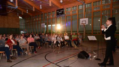Bild: bey
Sänger Christoph Baierl begeistert das Publikum in der Schulturnhalle.