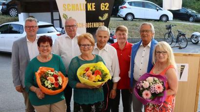 Bild: mfh
Für jahrzehntelangen persönlichen Einsatz zum Vereinswohl gab es Blumen (von links): Michael Göth, Heidemarie Geismann, die ihre Tochter Christine vertrat, Hans-Jürgen Reitzenstein, Roswitha Speckner, Alfons Speckner, Franz Kick, Manfred Lilla und Edith Partsch.