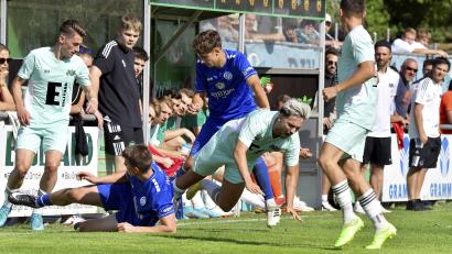 Bild: Hubert Ziegler
Aufreger in der zweiten Halbzeit vor der Ammerthaler Bank: der zweifache Torschütze der DJK, Kenan Muslimovic (Dritter von links) wird in dieser Szene von zwei Würzburgern in die Zange genommen. Dennis Weidner (ganz links) und Laurin Klaus (ganz rechts) von der DJK Ammerthal sind Beobachter der Szene.
