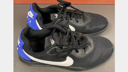 Bild: Polizei Schwandorf
Auch bei diesem Paar Schuhe könnte es sich um Diebesgut handeln. Die Polizei sucht nach dem Besitzer.