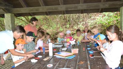 Bild: gi
Voll bei der Sache sind die kleinen Künstler beim Fertigen von Gartensteckern.