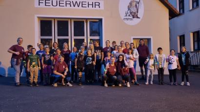 Bild: KLJB Münchenreuth/exb
Die Teilnehmer der Nachtwanderung zusammen mit den Organisatoren und Begleitern von der KLJB Münchenreuth.