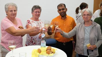Bild: Hirsch
Bei einem Glas Wein verabschiedeten sich die Mitglieder der Pfarreiengemeinschaft Schwarzenfeld-Stulln von Pfarrvikar Justin (Zweiter von rechts)